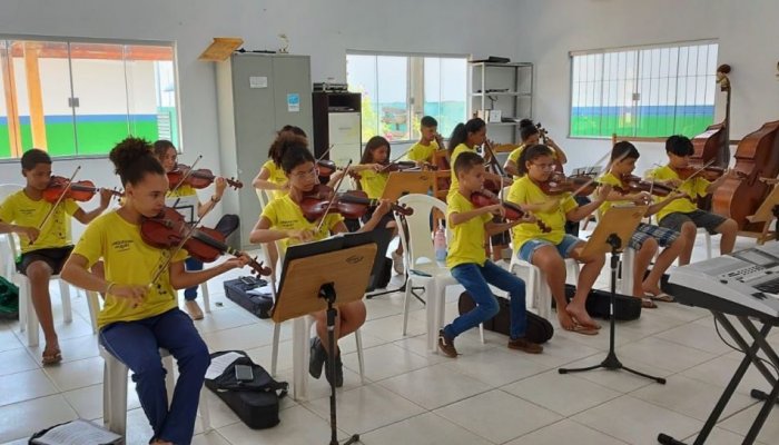 Atividades com alunos de violino e violoncelo no Projeto Orquestra em Ação